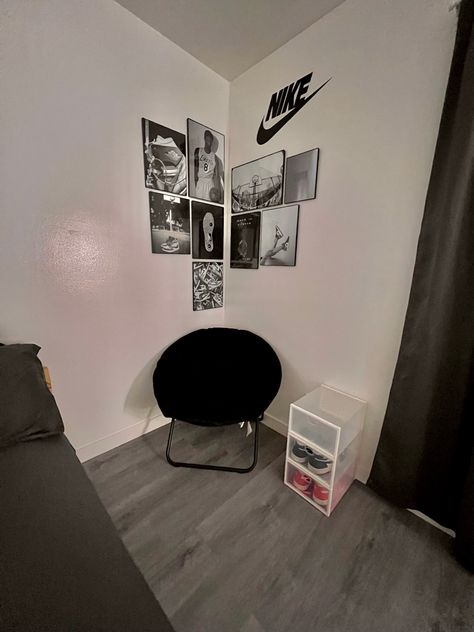 Nike Room Decor Ideas, Nike Themed Room, Nike Room Ideas, Nike Room Decor, Nike Room, Streetwear Room, Guy Room Ideas, Brother Room, Bedroom Ideas For Guys