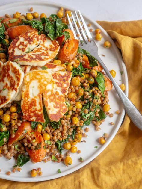 Chickpea Couscous, Sommer Mad, Fried Halloumi, Couscous Recipes, Vegetarian Meal, Weeknight Dinner Recipe, Roasted Carrots, Vegetarian Recipes Dinner, Vegetarian Dinner