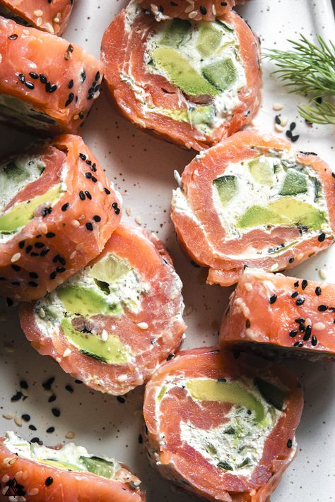 These smoked salmon roll ups are a quick and easy lunch option come true! If you’re just starting to check out low carb recipes, this is an amazing one to dive in with! #smokedsalmonrollups #lowcarbsmokedsalmonrollups Salmon Roll Ups, Low Carb Sushi, Salmon Roll, Salmon Rice, Smoked Salmon Recipes, Low Carb Lunch, God Mat, Tapenade, Easy Lunch