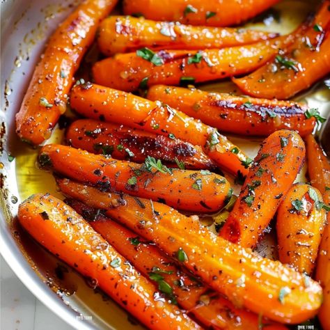 Honey Garlic Butter Roasted Carrots Butter Roasted Carrots, Carrots In Oven, Roasted Baby Carrots, Baby Carrot Recipes, Honey Carrots, Garlic Carrots, Carrots Side Dish, Butter Carrots, Honey Roasted Carrots