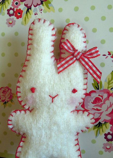 photo Baby Mobil, Sew Baby, Easter Stuff, Cute Sewing Projects, Homemade Toys, Sewing Stuffed Animals, Easter Bunnies, Needle Arts, Rabbit Hole