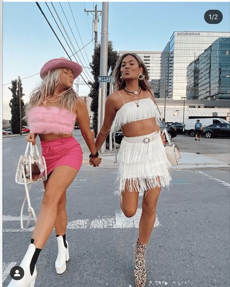 Cowgirl Bachelorette Party Outfits, Traje Cowgirl, Cowgirl Bachelorette Parties, Best Friend Halloween Costumes, Nashville Bachelorette Party, Space Cowgirl, Cowgirl Bachelorette, Look Rose, Bridal Bachelorette Party