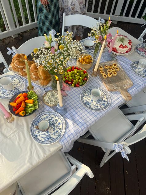 Intimate Garden Party, Small Garden Party Ideas, Brunch Tables, Lunch Table Settings, Hosting Dinner, Spring Dinner, Brunch Table, Birthday Dinner Party, Picnic Birthday