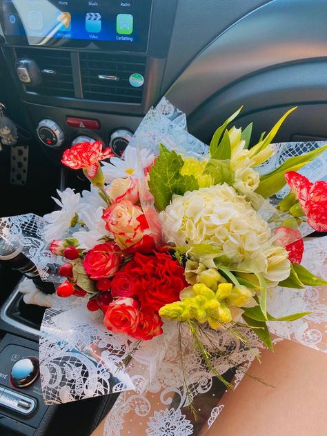 flowers, bouquet, love, pretty flowers, surprise flowers, car, flores Flowers In Car Surprise Bouquets, Car Filled With Flowers, Car With Flowers Aesthetic, Cars And Flowers Aesthetic, Flowers Bouquet Gift Girlfriend In Car, Car Surprise, Flowers Surprise, Surprise Flowers, In Car