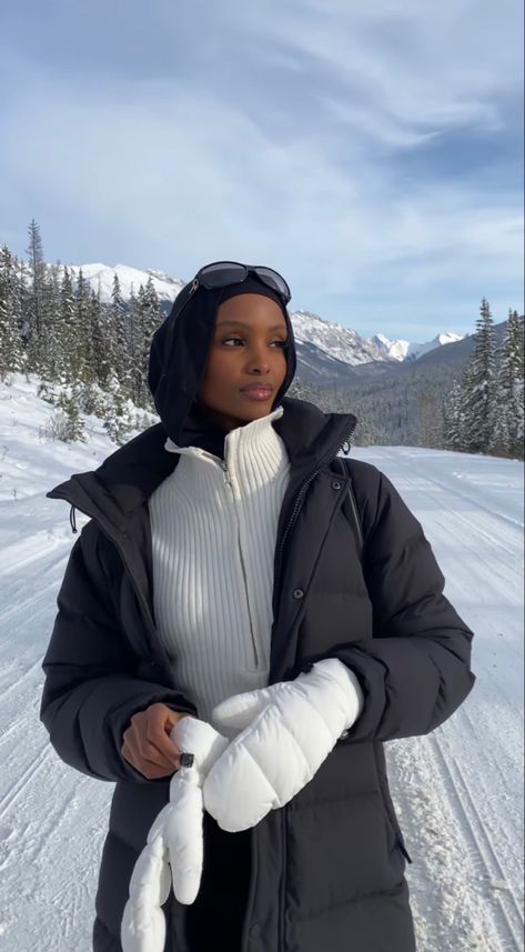 Raining Outfit, Hijabi Winter Outfits, Hijabi Winter, Snow Outfits For Women, Ski Trip Outfit, Outfits Muslim, New Hijab, Ski Aesthetic, Hijabi Fits