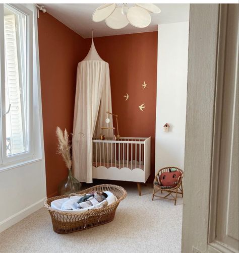 Terracotta Baby Room, Terracotta Nursery, Nursery Terracotta, Warm Bedroom Ideas, Small Room Nursery, Boho Baby Room, Warm Bedroom, Baby Room Themes, Cozy Nursery