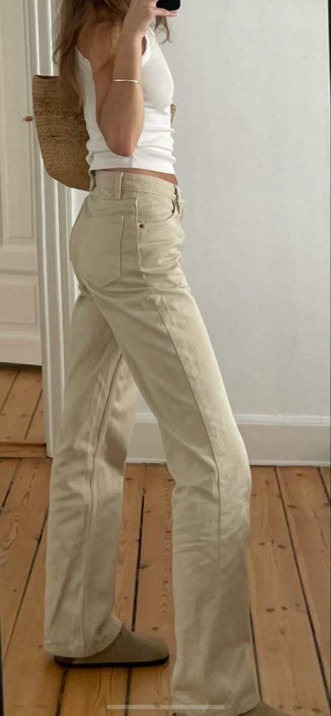 All White Wardrobe, Cream Jeans Outfit Street Style, Beige White Outfit, Cream Jeans Outfit, Beige Jeans Outfit, Cream Jeans, Fits Aesthetic, Jeans Outfit, Fashion Books