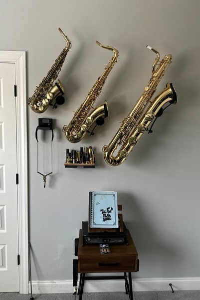 customer pic for Locoparasaxo with three saxophones mounted on a wall in a hallway Bari Saxophone, Ask The Dust, Learn Music Theory, Saxophone Mouthpiece, Baritone Sax, Saxophones, Band Nerd, Woodwind Instruments, Music Motivation