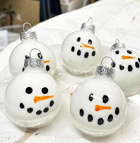 Campground Crafts, Kids Christmas Crafts Ornaments, Glass Ornaments Diy, Make Snowman, Diy Snowman Ornaments, Clear Plastic Ornaments, Handmade Christmas Crafts, Snowman Christmas Ornaments, Diy Snowman