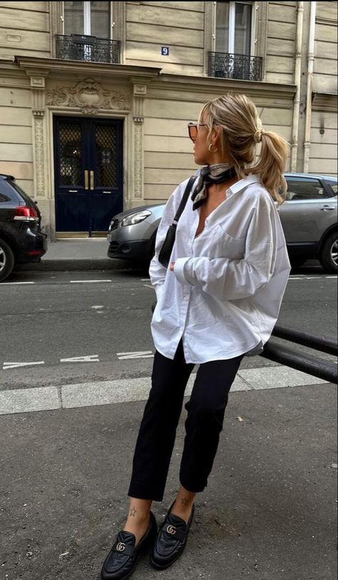 Work Trendy Outfit, Doen Blouse Outfit, Summer To Fall Work Outfits, Summer Rain Work Outfit, Spanish Style Fashion Women, Spring Fashion Inspo 2024, Street Style Office Wear, Mod Inspired Outfits, Autumn Outfit Inspo 2024