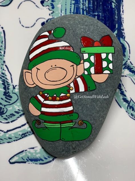 Rock Painting Flowers, Christmas Pebble Art, Rocks Painting, Happy Rock, Diy Rock Art, Mermaid Painting, Christmas Rock, Painted Rocks Craft, Rock Painting Patterns