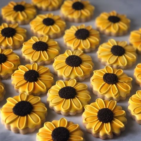 Fall Decorated Cookies, Cupcakes Flores, Sunflower Cookies, Love And Loyalty, Sunflower Party, Royal Iced Cookies, Sunflower Bridal Shower, Iced Sugar Cookies, Thanksgiving Cookies