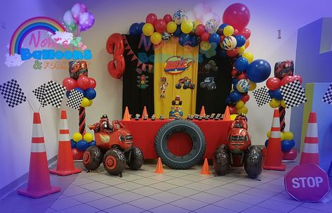 Blaze Party Decorations, Blaze And The Monster Machines Cake, Bolo Blaze, Blaze Birthday Party, Blaze Party, Blaze The Monster Machine, Blaze And The Monster Machines Party, Monster Truck Theme, Blaze Birthday