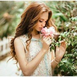 Rosé Portrait, Ben Johnson, Smelling Flowers, Female Character Inspiration, Portrait Poses, Happy Women, Photography Inspo, Model Poses, Picture Poses