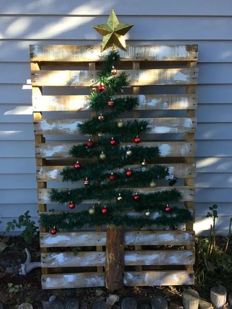 Christmas Tree Ideas Easy, Pallet Christmas Tree Ideas, Christmas Babygrow, Pallet Tree, Christmas Decs, Pallet Christmas Tree, Youth Center, Pallet Christmas, Pallet Project