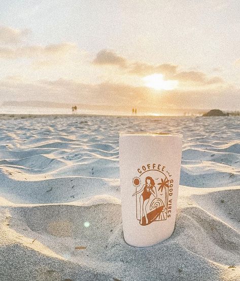 Coffee Shop On The Beach, Beach Drinks Aesthetic, Surf Coffee Shop, Coffee Beach Aesthetic, Beach Love Aesthetic, Beach Coffee Shop, Coffee On The Beach, Surf Coffee, Beach Coffee