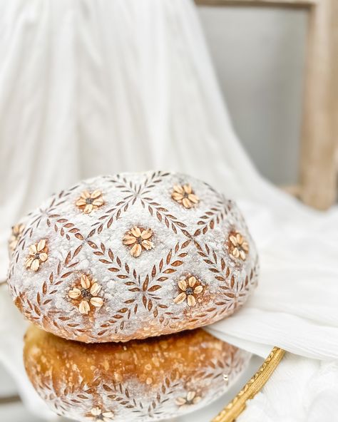 I’m in love with the delicate beauty that wheat stalk patterns bring to sourdough! There’s something so satisfying about the way each line and curve tells a story of growth and nature. This time, I wanted to add a touch of femininity, so I embellished the crust with tiny oat flowers. They’re like a soft, whimsical accent, giving the loaf a charm that’s both rustic and refined. It’s such a joy to combine artistry with baking-I can’t wait to slice into this and enjoy the warm, earthy flavor tha... Floral Sourdough Scoring, Painted Sourdough Loaf, Sour Dough Bread Designs, Baking Bread Aesthetic, Sourdough Cut Designs, Sourdough Scoring Designs, Sourdough Bread Art, Flower Sourdough, Sourdough Aesthetic