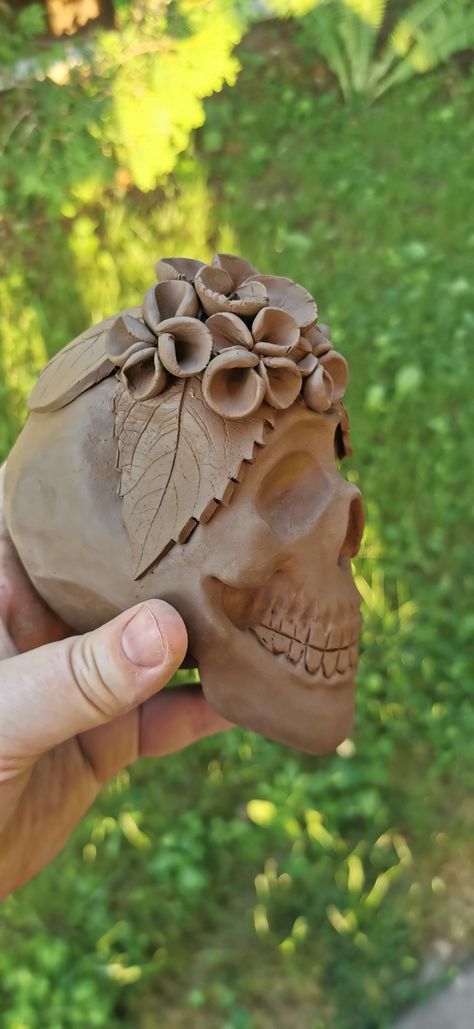 Skull Pottery Painting Ideas, Clay Skull Ideas, Skeleton Ceramics, Skull Clay Sculpture, Sugar Skull Clay, Skull Ceramics, Clay Skull, Ceramic Skull, Skull Planter