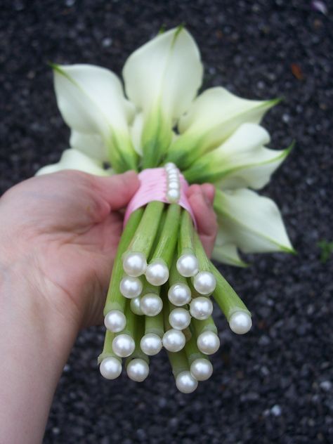 Bridal bouquet Bouquet With Pearls, Simple Wedding Bouquets, Wedding Flower Jewelry, Wedding Bouquets Bride, Dream Wedding Decorations, Flower Arrangements Simple, Flower Arrangements Diy, Future Wedding Plans, Cute Wedding Ideas