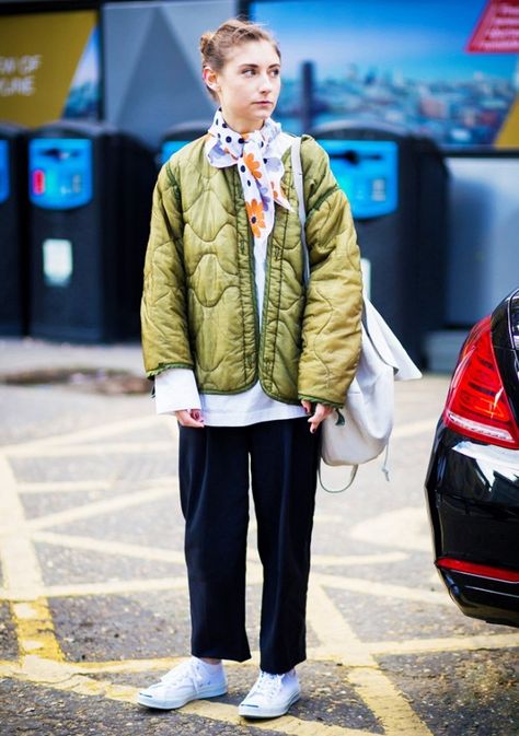 Olive Quilted Jacket Outfit, Padding Fashion, London Street Fashion, Jenny Walton, Runway Photography, Street Style London, London Fashion Weeks, Photography Street, Warm Weather Outfits