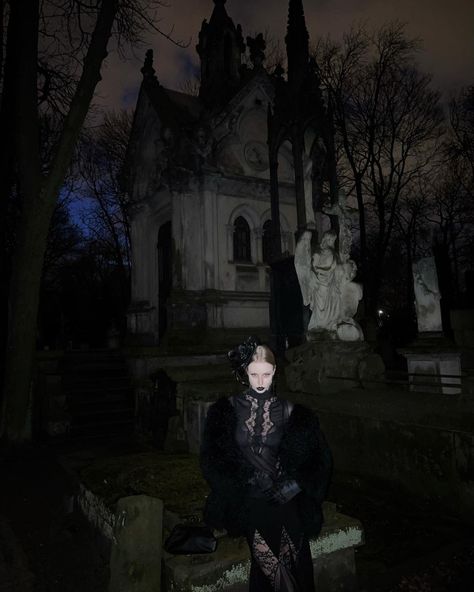 Gothic Horror Photoshoot, Graveyard Aesthetic Photoshoot, Gothic Cemetery Photoshoot, Goth Graveyard Photoshoot, Dark Southern Gothic, Halloween Photoshoot Aesthetic, Southern Gothic Photoshoot, Cemetery Photoshoot Ideas, Goth Senior Pictures