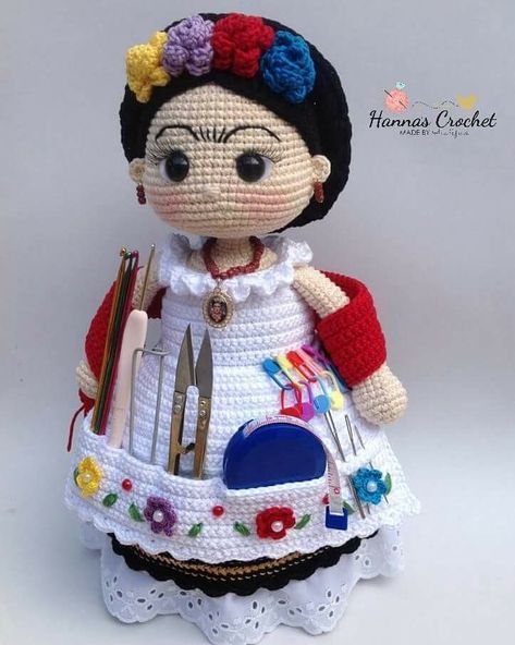 Muñeca guarda Frida Kahlo Dolls Handmade, Crochet Pincushion, Mexican Doll, Confection Au Crochet, Crochet Dolls Free Patterns, Pola Amigurumi, Crochet World, Crochet Lovers, Crochet Baby Hats