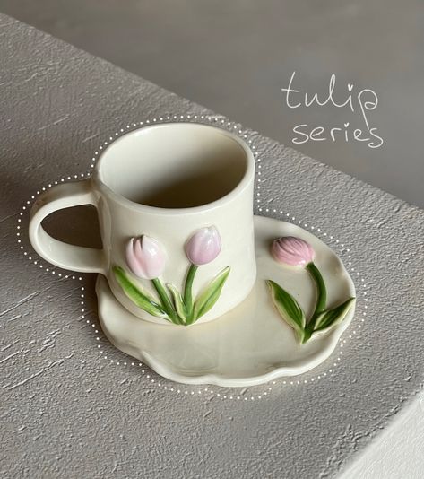 Recently, I asked you all about your favorite flowers, and tulips were a top choice! 🌷 I totally agree — they symbolize love, hope, and renewal — a reminder that beauty often lies in simple things. Every time I create with tulips, it feels like capturing those gentle, precious moments 💜 Air Dry Clay Tulips, Tulip Clay Art, Ceramic Tulip, Tulip Ceramic Cup, Tulip Tea Cup, Ceramics Projects, Precious Moments, Tulips, Ceramic Mug