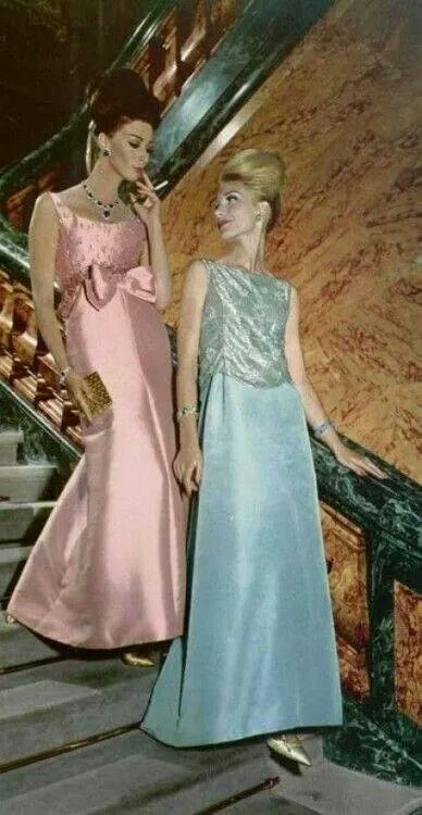 Stairs 1960 Fashion, 60s And 70s Fashion, Fashion 1960s, Sixties Fashion, Retro Mode, Vintage Gowns, 1960s Fashion, Moda Vintage, 60s Fashion