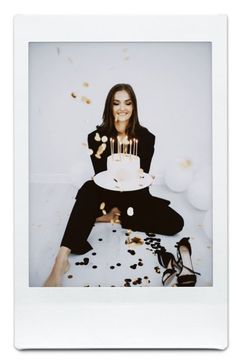 Thirty Photo Shoot Ideas, White Backdrop Birthday Photoshoot, All Black Photoshoot Ideas Birthday, Winter Birthday Photoshoot Ideas, B Day Photo Ideas, 40 Birthday Photoshoot Ideas, Birthday Self Portrait Photography, Adult Cake Smash, Birthday Photo Ideas