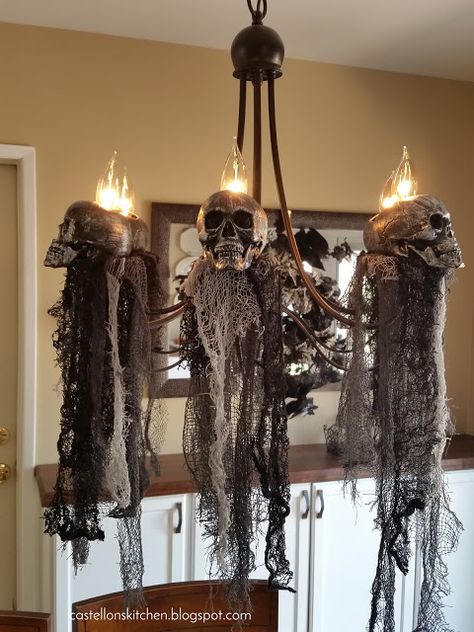 Halloween Decorating Ideas Halloween Chandelier, Casa Halloween, Diy Halloween Decor, Adornos Halloween, Halloween Tattoo, Marshmallow Pops, Halloween Tags, Scary Halloween Decorations, Halloween Decorating