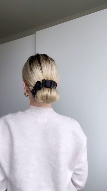 Scrunchy Bun, Low Bun Hairstyles Tutorial, Exercise Hair, Bun Short Hair, Scrunchies Hairstyles, French Bun, Bun Hack, Chignon Bun, Low Bun Hairstyles