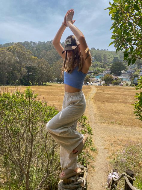 Hill Station Outfit Ideas Summer, Granola Workout Outfit, Mountain Aesthetic Outfit Summer, Granola Camping Outfits, Outdoor Outfit Aesthetic, Roadtrip Outfit Aesthetic, Summer Outfits Camp, Backpacking Outfits Women, Roadtrip Outfit Comfy Summer