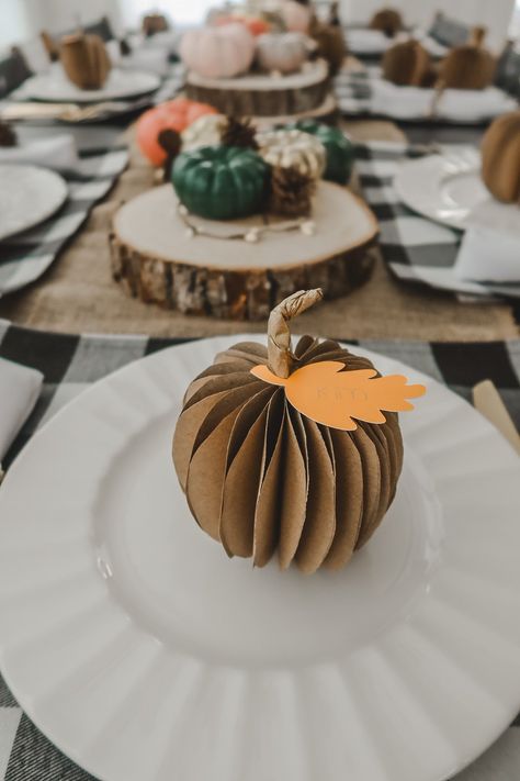 Looking for a few ways to make your Thanksgiving table extra special?!? Here are 6 easy and simple touches to spice up your table spread! Festival Crafts, Fun Thanksgiving Crafts, Place Settings Thanksgiving, Thanksgiving Entertaining, Thanksgiving Crafts Diy, Thanksgiving Paper, Paper Pumpkins, Thanksgiving Place Cards, Thanksgiving Craft