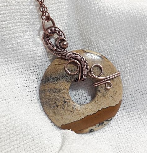 Donut Stone Necklace, Wire Wrap Donut, Donut Jewelry, Wire Jewelry Patterns, Wire Wrapped Stone Jewelry, Wire Jewelery, Wire Wrap Jewelry Designs, Donut Pendant, Chainmail Jewelry