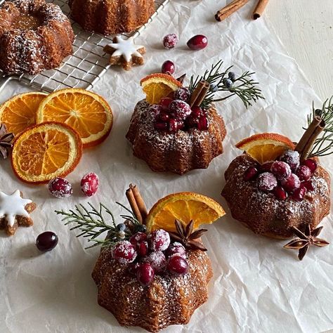 Christmas Cake Bundt, Mini Christmas Cakes Decoration, Mini Cakes For Christmas, Mini Christmas Bundt Cakes, Bundt Cake Recipes Christmas, Christmas Mini Bundt Cakes, Mini Christmas Cakes Ideas, Mini Bundt Cakes Christmas, Christmas Mini Cakes Ideas