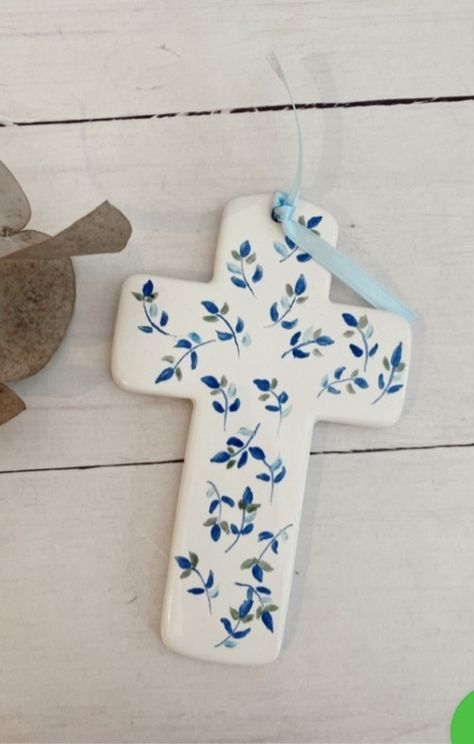 Air Dry Clay Cross, Hand Painted Crosses, Clay Cross, Ceramic Crosses, Art Deco Artwork, Beginner Pottery, Bible School Crafts, Religious Crafts, Diy Xmas Gifts