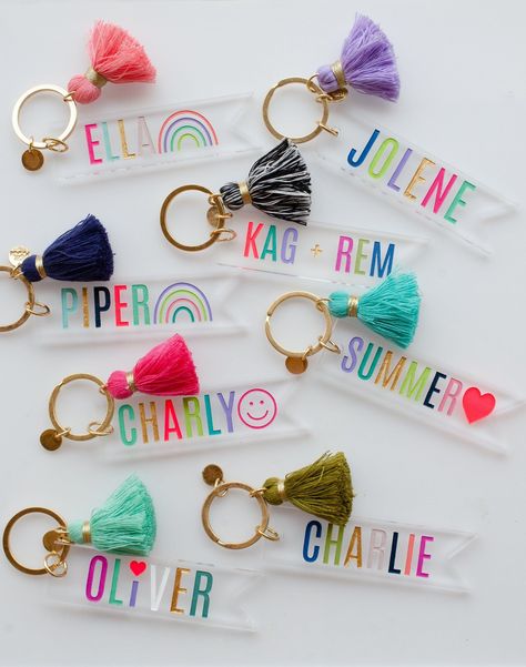 Show your appreciation for your favorite teacher with a personalized keychain! This keychain features a tassel and a custom name, making it the perfect gift for any occasion. #teachersgift #teacherappreciation . #Items_To_Personalize_With_Vinyl #Keychains_Made_With_Cricut #Clear_Keychains_With_Vinyl #How_To_Package_Keychains Epoxy Letter Keychain Ideas, Cute Cricut Keychains, Clear Keychains With Vinyl, Acrylic Letter Keychain, Clear Acrylic Keychain Ideas, Rectangle Keychain Ideas, Cricut Joy Projects To Sell, Name Keychain Diy, Acrylic Keychains Diy