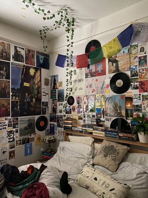 Alt Boy Room, Room Ideas Skater Aesthetic, Music Style Bedroom, Streetcore Room, Street Aesthetic Room, Street Bedroom Aesthetic, Bedroom Ideas Skater, Room Ideas Skater, Down Town Girl Aesthetic Room