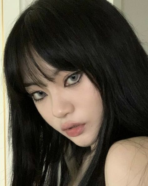 I Love Asians Sign Pfp, Black Hair With Green Eyes, Tomie Makeup, No Make Up Make Up Look, Black Hair Green Eyes, Edgy Makeup, Cute Makeup Looks, Asian Makeup, A Mirror