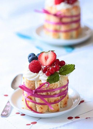 Tartelette: Toasted Coconut And Berries Charlottes Charlotte Dessert, Mini Charlotte, Lady Finger Cookies, Mothers Day Desserts, Mothers Day Cake, British Baking, Chocolate Dessert Recipes, Köstliche Desserts, Best Fruits