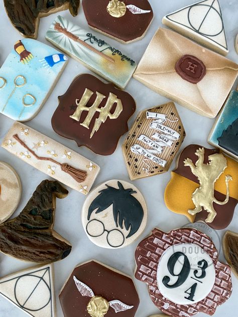 Iconic Harry Potter decoarted sugar cookies for a special birthday boy! #harrypotterfan #harrypotterbirthdayparty #harrypottercookies #decoratedcookies #customcookies #royalicing #sugarcookies #harrypotter #harrypotterparty #harrypotterfandom #harrypotteredit #harrypotterforever Harry Potter Sorting Hat Cookies, Harry Potter Cookies Birthday, Harry Potter Decorated Cookies, Harry Potter Cookies Royal Icing, Harry Potter Cookies Decorated, Harry Potter Sugar Cookies, Harry Potter Cookies, Flying Keys, Harry Potter Cards