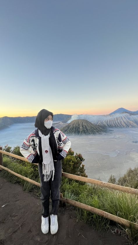 Outfit Gunung Bromo, Bromo Outfit Ideas, Ootd Bromo Hijab, Pink Hijab Outfit, Outfit Rok, Outfit Ideas Hijab, Pink Hijab, Study Tour, Vest Denim