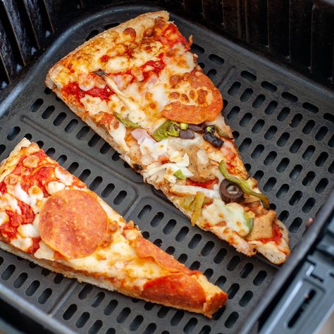 Reheat Pizza in Air Fryer Reheat Rotisserie Chicken, Reheat Pizza In Air Fryer, Thick Chili, How To Reheat Pizza, Pizza In Air Fryer, Pizza In The Air Fryer, Chicken In The Air Fryer, Copycat Texas Roadhouse, Convection Oven Recipes