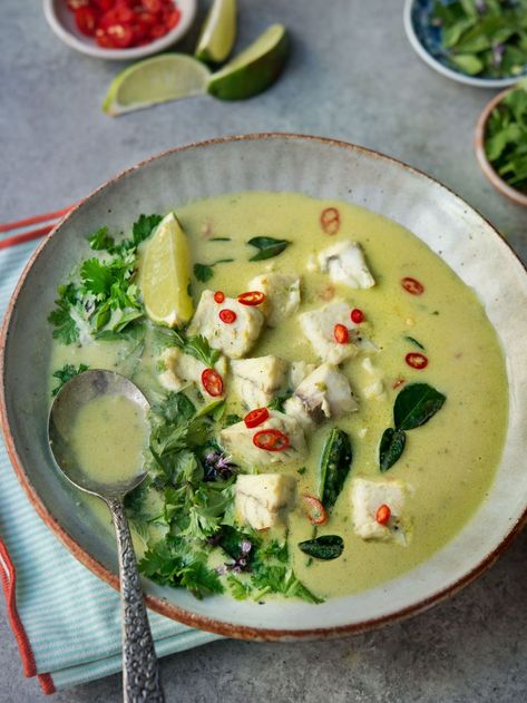 Thai Green Curry Fish Soup Green Curry Fish, Thai Green Curry Soup, Thai Green Fish Curry, Green Curry Soup, Thai Fish Curry, Salad Meals, Green Curry Recipes, Curry Fish, Green Curry Chicken