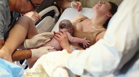 6 Incredible Photos of Moms Helping to Deliver Their Own Babies Childbirth Photos, Birth Photos, Delivering A Baby, Birth Photographer, Baby Boom, Home Birth, Birth Photography, Post Baby, Giving Birth