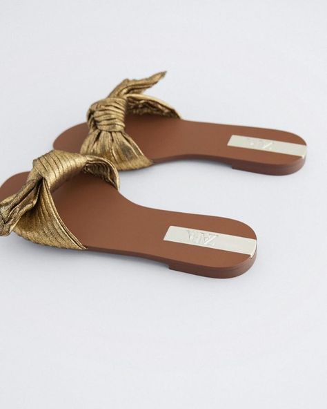 Z A R A FLAT SANDALS WITH BOW Front knot detail. Sizes:39 Price: 2,500 Colors: As shown. Disclaimer: Wardrobe Haven is not associated with this brand!! Gold Flat Sandals, Golden Bow, Bow High Heels, Boots For Short Women, Mid Heel Shoes, Shoes Photography, Womens Mary Janes, Fashion Slippers, Chelsea Boots Women