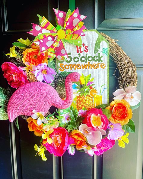 Hawaiian Wreath Diy, Flamingo Porch Decor, Dollar Tree Flamingo Crafts, Flamingo Wreath Ideas, Dollar Tree Flamingo, Aloha Decor, Christmas Luau, Tropical Christmas Decorations, Summer Wreath Ideas