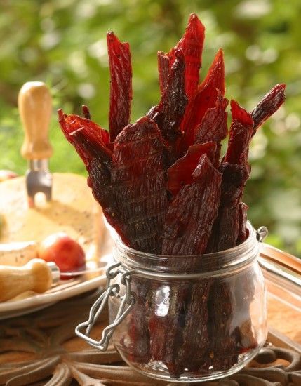 How to Make Deer Jerky That Will Make You Drool in Only 7 Simple Steps Deer Jerky Recipe, Venison Jerky Recipe, Jerkey Recipes, Deer Jerky, Jerky Marinade, Venison Jerky, Venison Burgers, Homemade Jerky, Deer Recipes