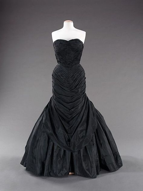 Gown Mermaid, Charles James, Tree Dress, Retro Looks, Couture Designers, Costume Collection, Ballroom Dress, Evening Jackets, Black Velvet Dress