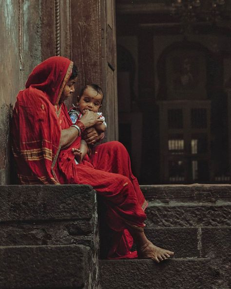 Village Mother Photography, Mother Aesthetic Wallpaper, Mother Pic, Mother's Pic, Street Photography People, City Life Photography, Mother Pictures, Indian Women Painting, Canvas Art Projects